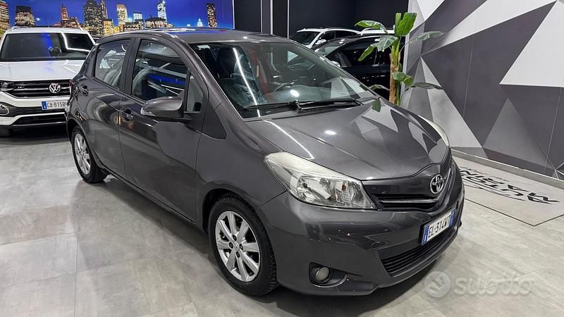 Usata Toyota Yaris Lounge 90 CV (66 kW) 2012 Grigio Utilitaria