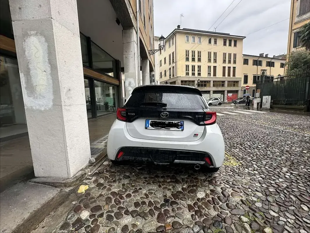 Usata Toyota Yaris Hybrid Sport 131 CV (96 kW) 2024 Berlina