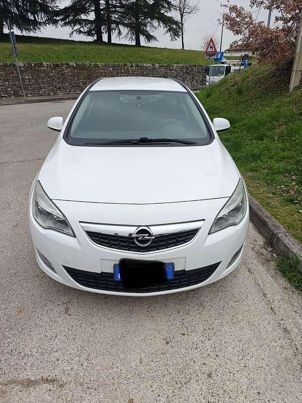 Usata Opel Astra 110 CV (80 kW) 2012 Station wagon