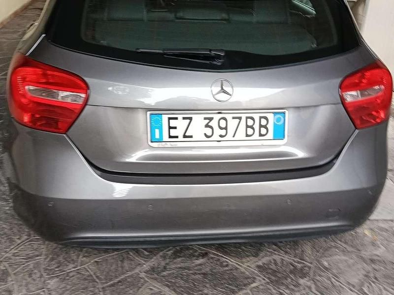 Usata Mercedes A180 109 CV (80 kW) 2014 Grigio Berlina