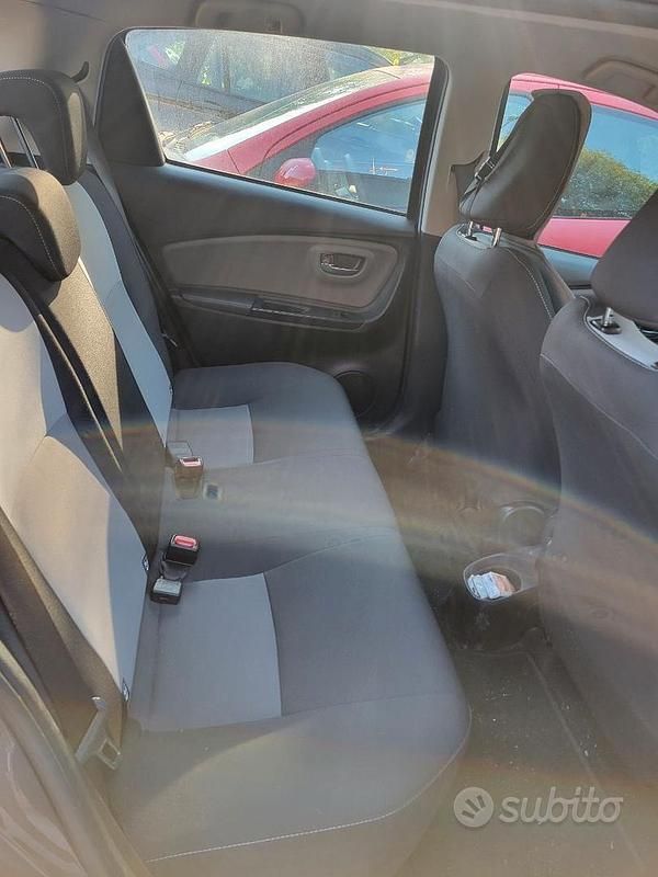 Usata Toyota Yaris Cool 69 CV (50 kW) 2018 Grigio Berlina