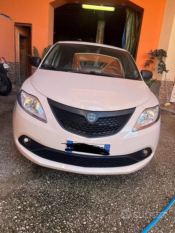 Usata Lancia Ypsilon 60 CV (44 kW) 2019 Bianco Utilitaria