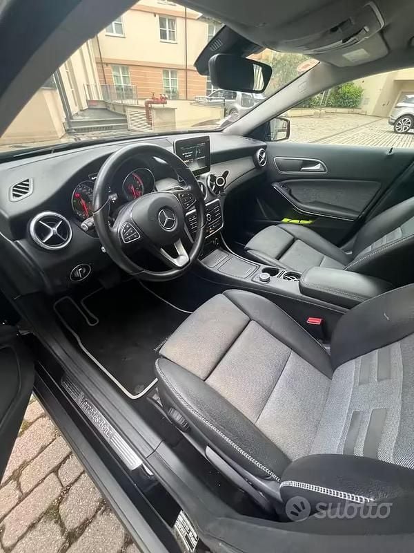 Usata Mercedes GLA180 Business 109 CV (80 kW) 2016 Nero SUV
