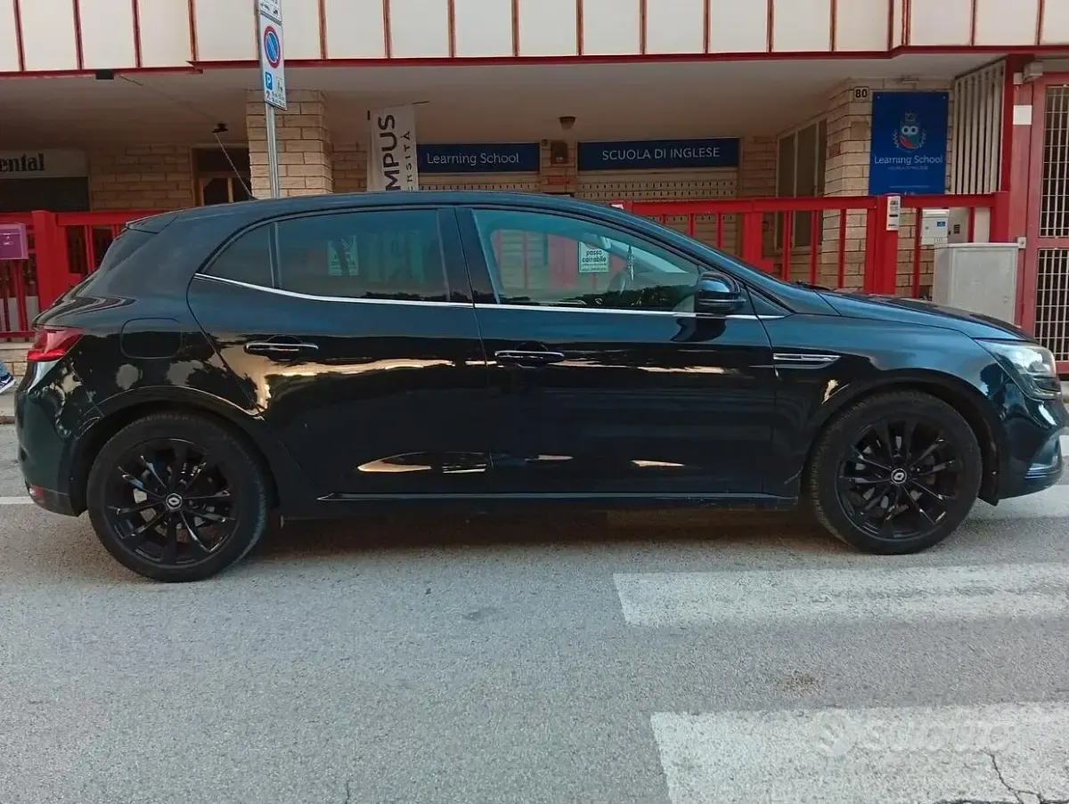 Usata Renault Mégane III Zen 110 CV (80 kW) 2016 Nero Berlina