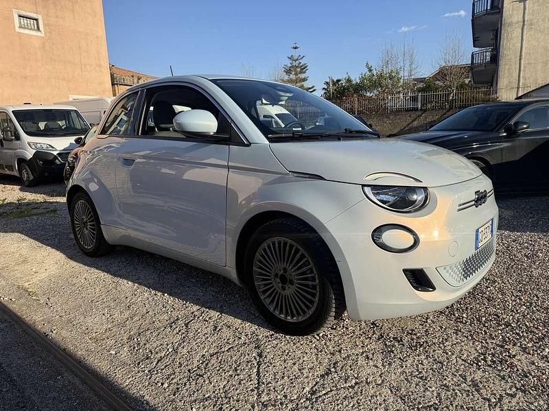 Usata Fiat 500e 42 kW (58 CV) 2021 Blu/azzurro Utilitaria