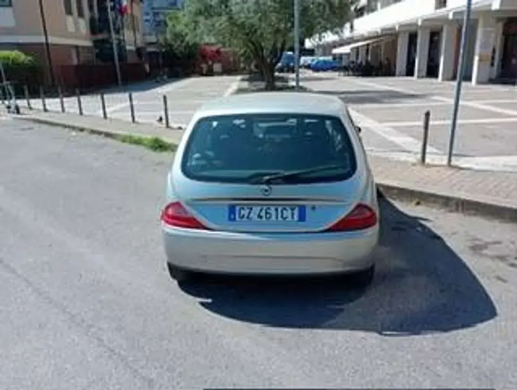 Usata Lancia 2000 60 CV (44 kW) 2001 Grigio Berlina