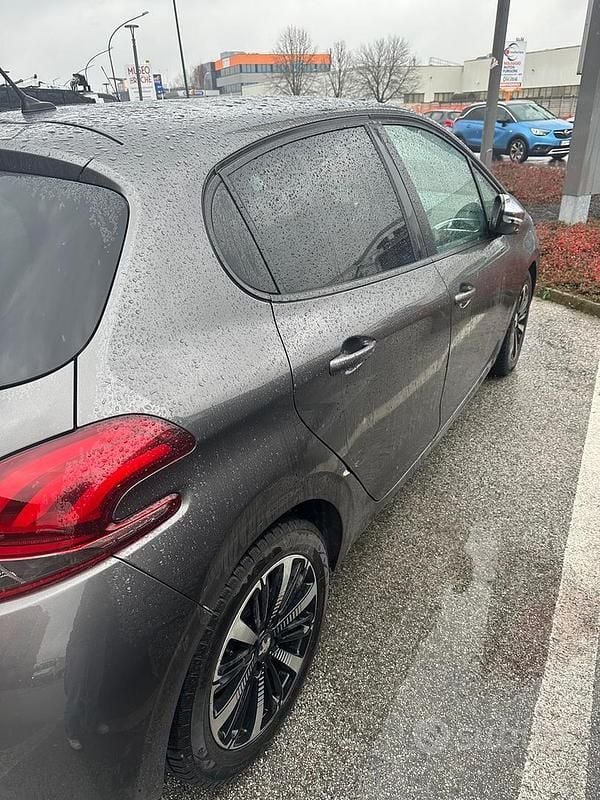 Usata Peugeot 208 82 CV (60 kW) 2019 Grigio Utilitaria