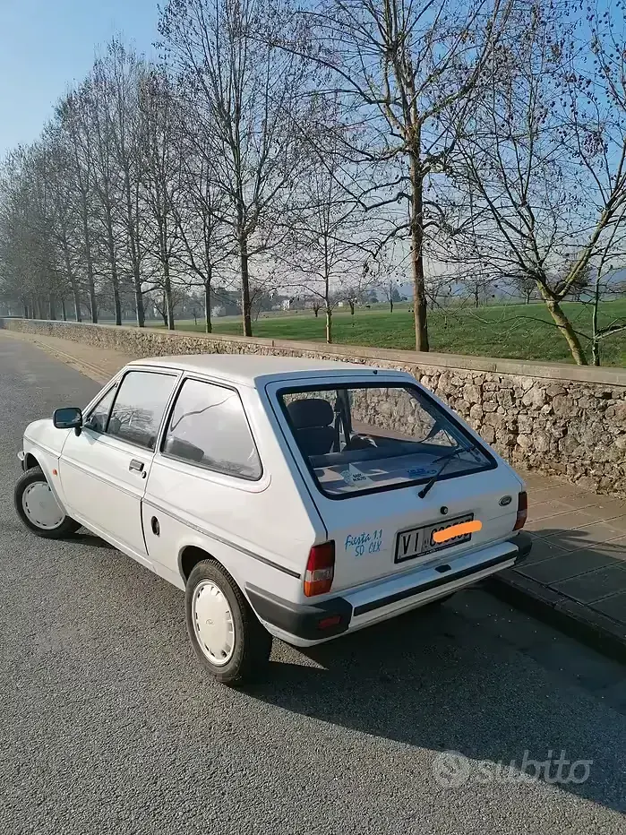 Usata Ford Fiesta 49 CV (36 kW) 1987 Bianco Utilitaria
