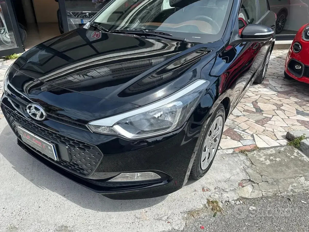 Usata Hyundai i20 Comfort 75 CV (55 kW) 2015 Nero Berlina