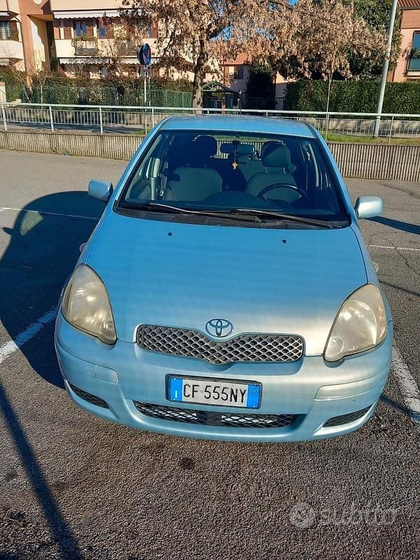 Usata Toyota Yaris 75 CV (55 kW) 2004 Verde Berlina