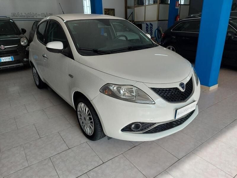 Usata Lancia Ypsilon 69 CV (50 kW) 2017 Bianco Utilitaria