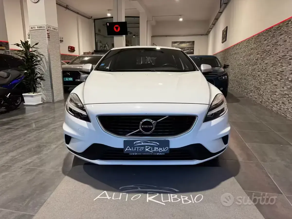 Usata Volvo V40 R-Design 120 CV (88 kW) 2018 Bianco Berlina