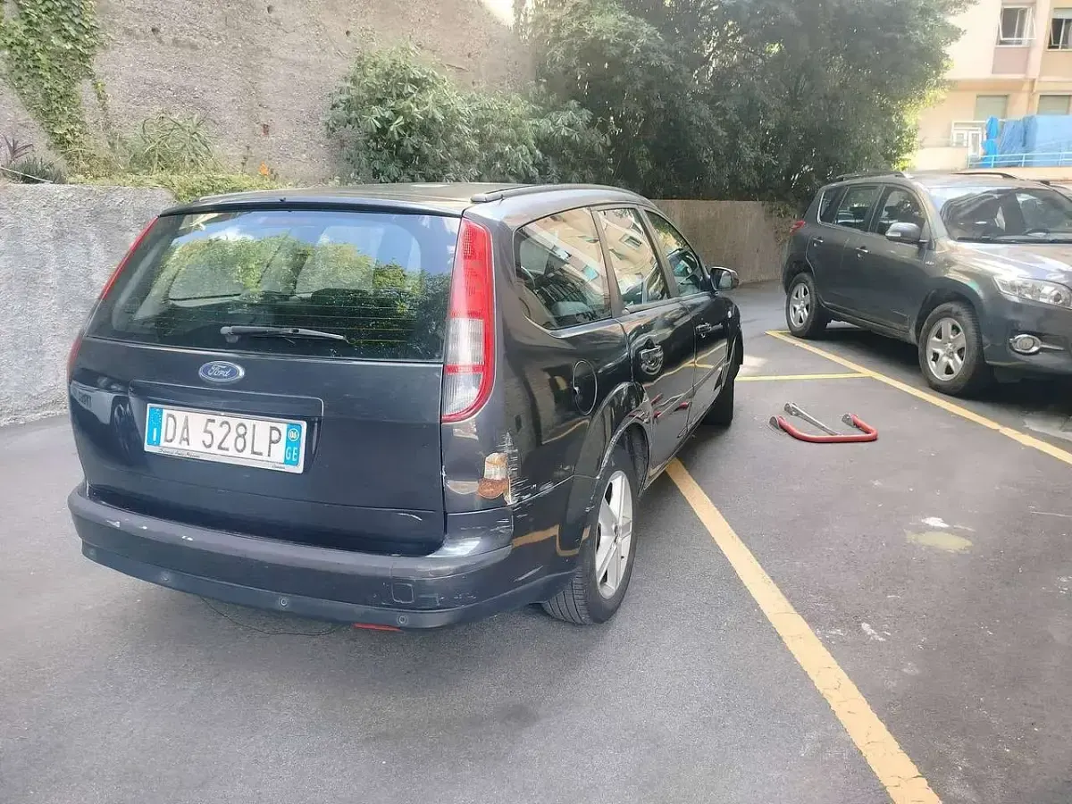 Usata Ford Focus 90 CV (66 kW) 2006 Grigio scuro met Station wagon