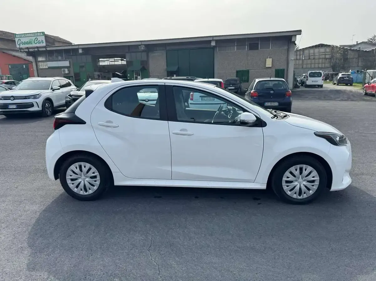 Usata Toyota Yaris Hybrid 92 CV (67 kW) 2023 Bianco Berlina