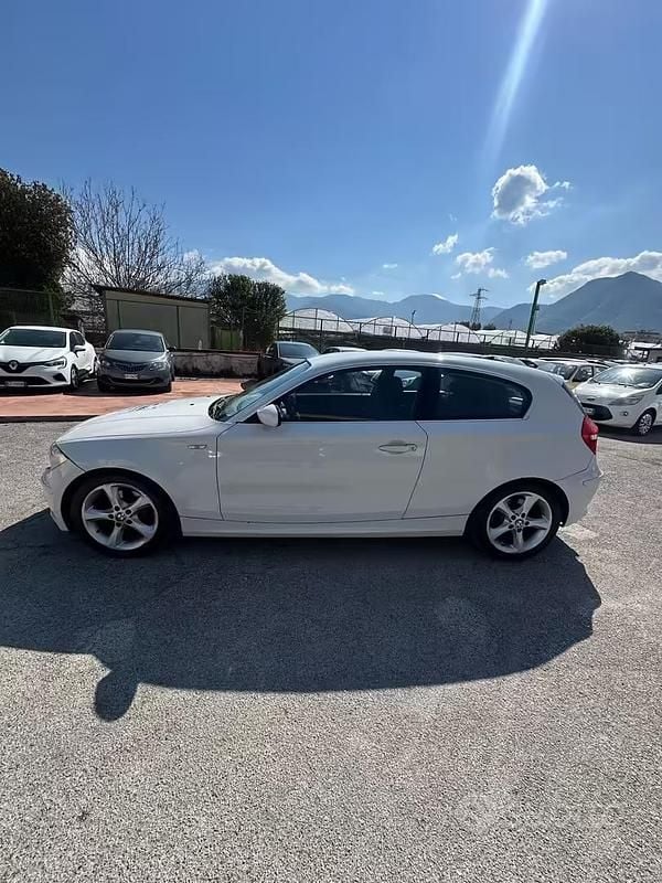 Usata BMW 118 142 CV (104 kW) 2008 Bianco Utilitaria