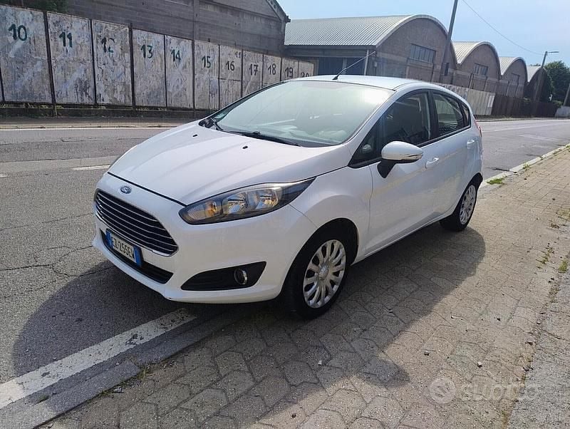 Usata Ford Fiesta 75 CV (55 kW) 2015 Bianco Berlina
