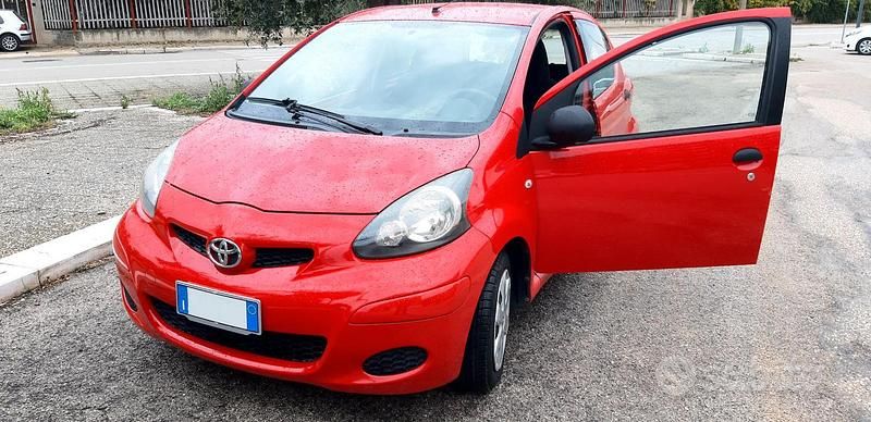 Usata Toyota Aygo 68 CV (50 kW) 2009 Rosso Utilitaria