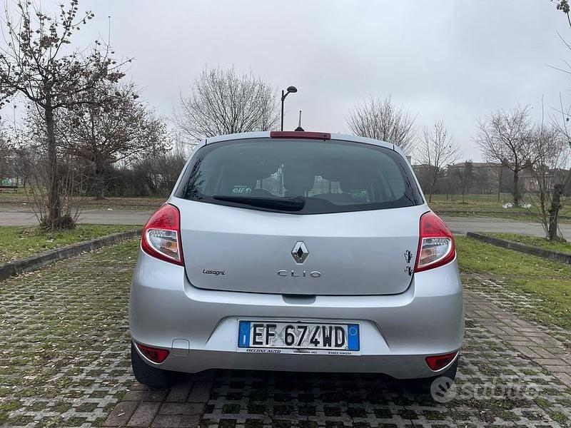 Usata Renault Clio II 75 CV (55 kW) 2011 Grigio Berlina