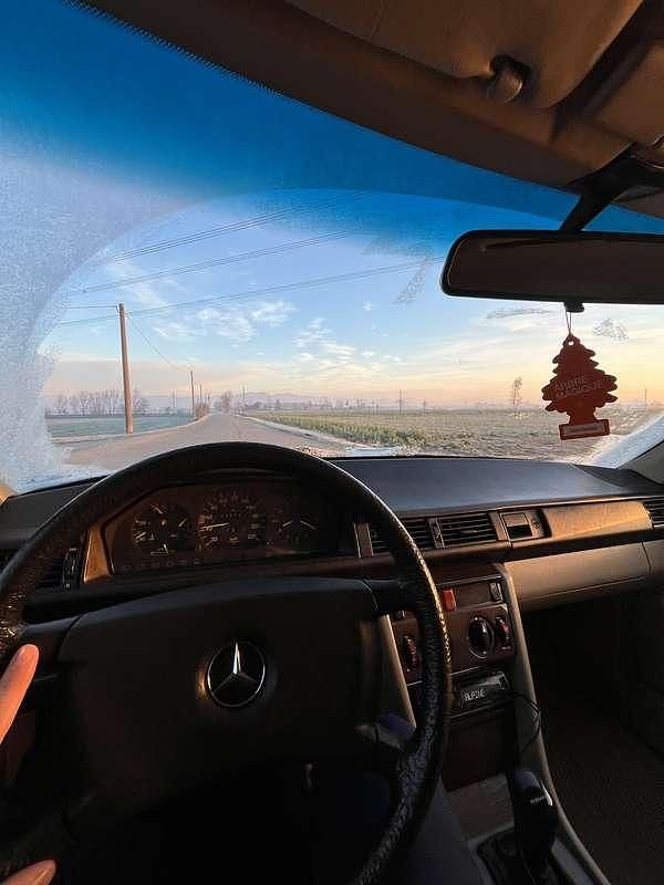 Usata Mercedes 200 109 CV (80 kW) 1989 Argento Berlina