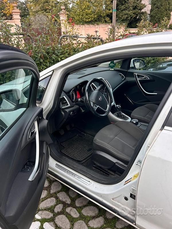 Usata Opel Astra 180 CV (132 kW) 2010 Bianco Berlina