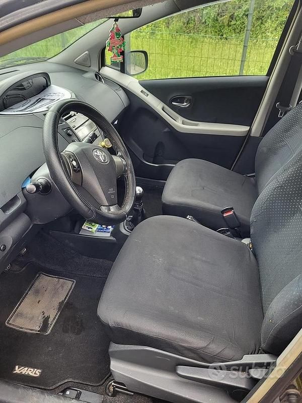 Usata Toyota Yaris 69 CV (50 kW) 2010 Grigio Utilitaria