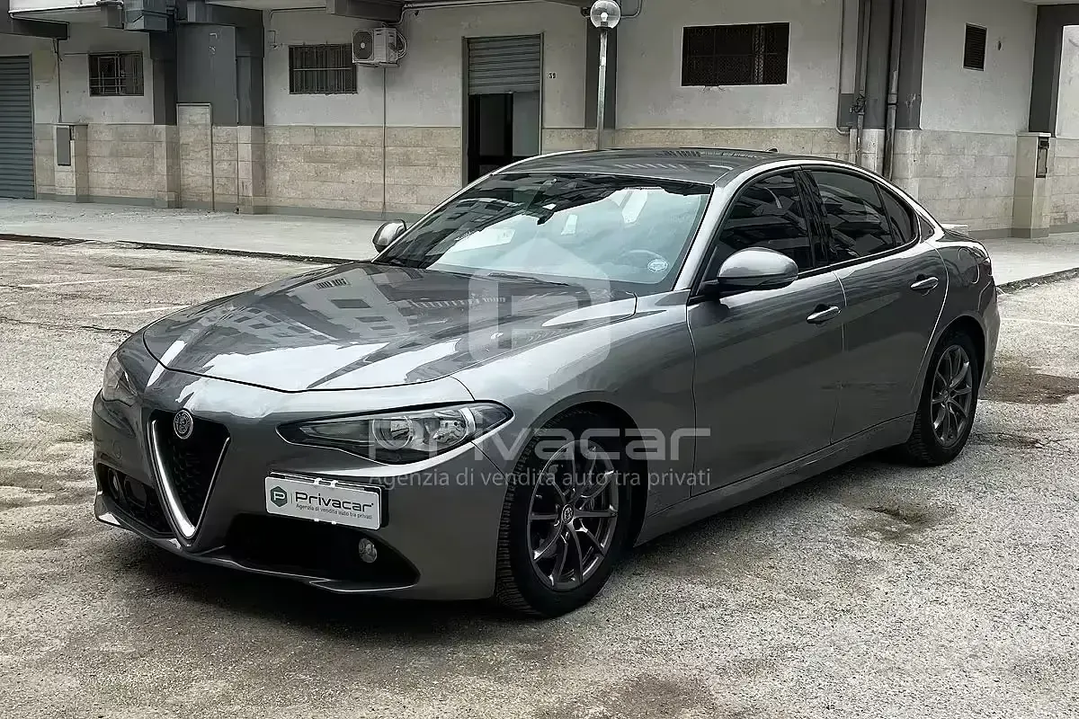 Begagnad Alfa Romeo Giulia Super 180 HK (132 kW) 2017 Grå Sedan