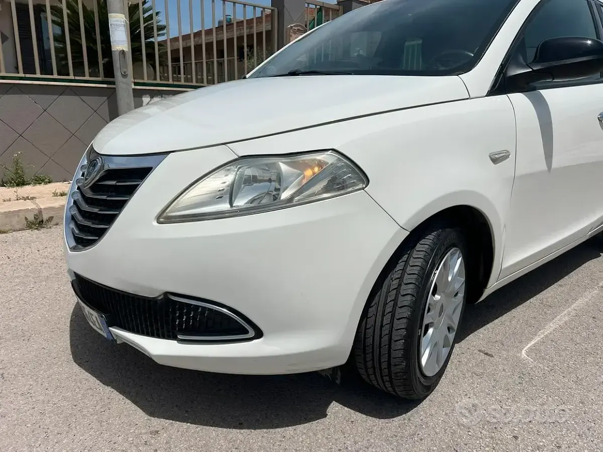 Usata Lancia Ypsilon 95 CV (69 kW) 2013 Bianco Utilitaria