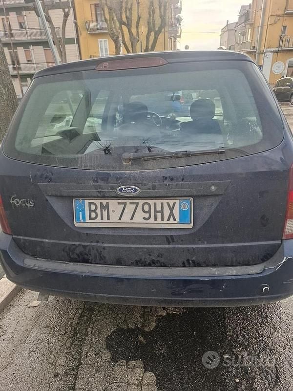Begagnad Ford Focus Trend 90 HK (66 kW) 2000 Blå Kombi