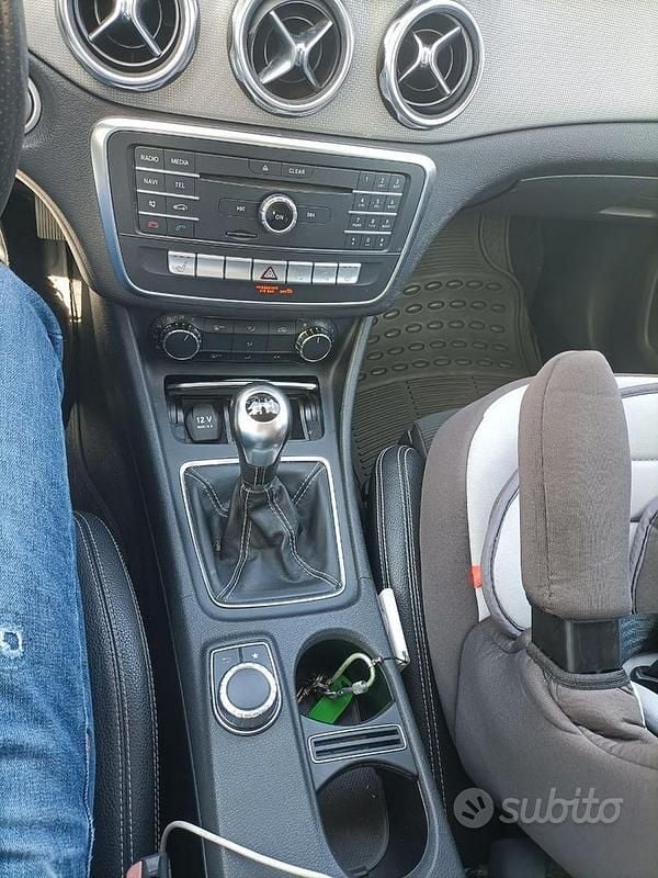 Usado Mercedes GLA200 136 CV (100 kW) 2017 Negro SUV