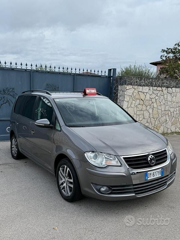 Grigio Usata 2010 VW Touran Highline Monovolume | 5990 € (Buon prezzo) - Immagine 1/4
