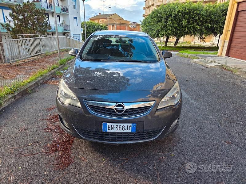 Usata Opel Astra 110 CV (80 kW) 2012 Grigio Berlina