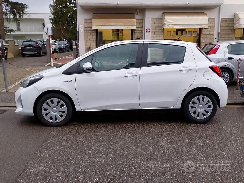 Usata Toyota Yaris Hybrid Cool 73 CV (53 kW) 2016 Bianco Berlina
