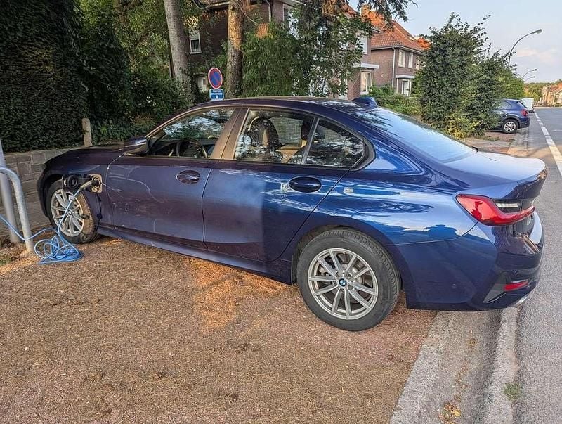 Usata BMW 330e Luxury Line 292 CV (214 kW) 2020 Blu/azzurro Berlina