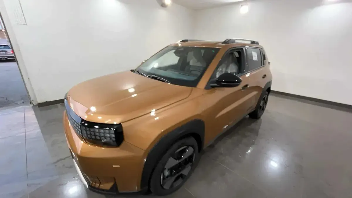 Nuova Fiat Grande Panda La Prima 100 CV (73 kW) 2025 724  bronzo luna Utilitaria