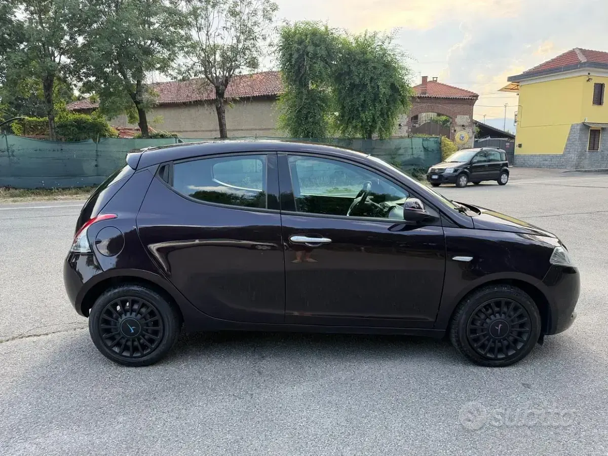Usata Lancia Ypsilon 69 CV (50 kW) 2013 Viola Utilitaria