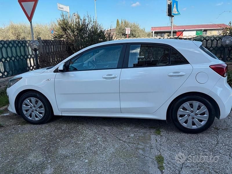Usata Kia Rio Active 84 CV (61 kW) 2018 Bianco Berlina