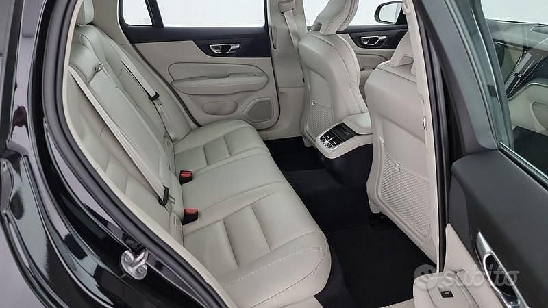 Usata Volvo V60 CC Ultimate 197 CV (144 kW) 2022 Nero Station wagon