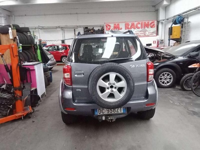 Usata Daihatsu Terios 105 CV (77 kW) 2007 Grigio scuro SUV