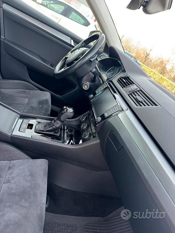 Usado Skoda Superb 140 CV (102 kW) 2017 Gris Familiar