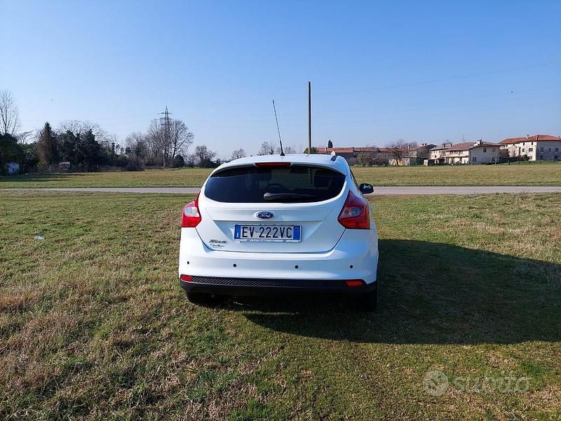 Usata Ford Focus Titanium 116 CV (85 kW) 2014 Bianco Berlina