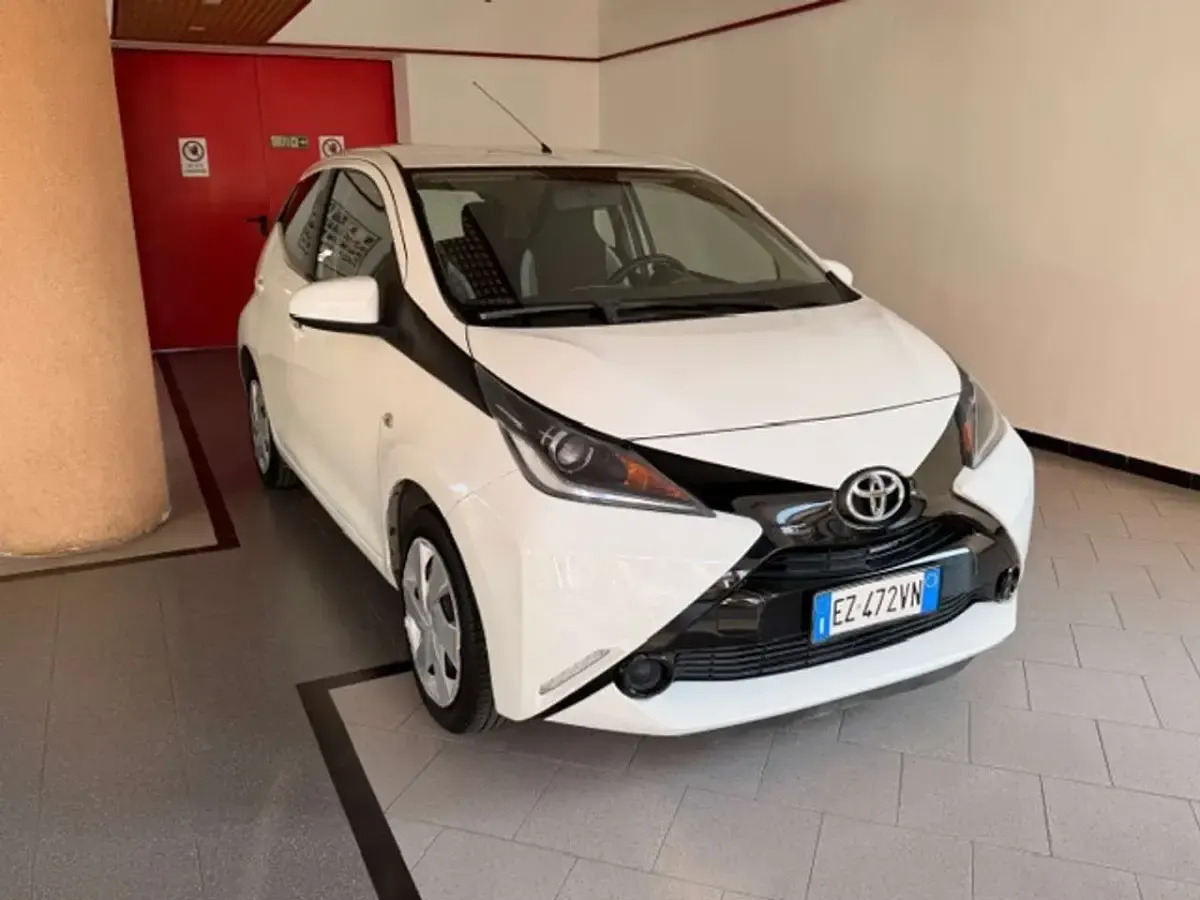 Usata Toyota Aygo X-play 69 CV (50 kW) 2015 Bianco Utilitaria