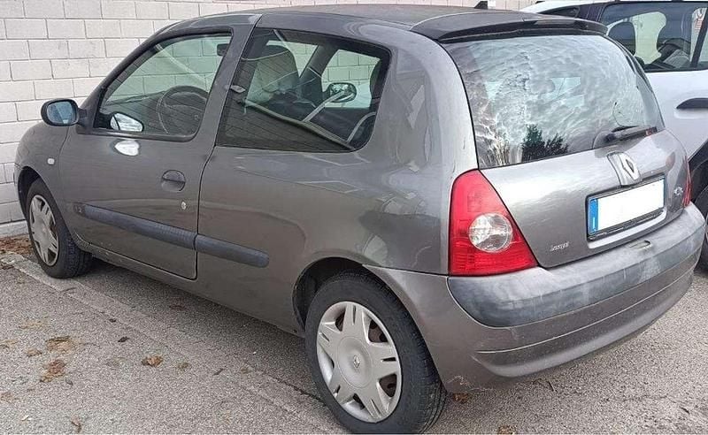 Usata Renault Clio II Authentique 58 CV (42 kW) 2003 Grigio Berlina