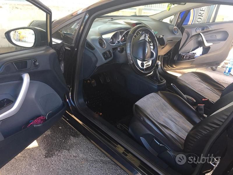 Usata Ford Fiesta 96 CV (70 kW) 2010 Nero Utilitaria