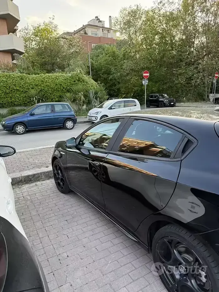 Usata Alfa Romeo Giulietta Tech Edition 120 CV (88 kW) 2019 Nero Utilitaria