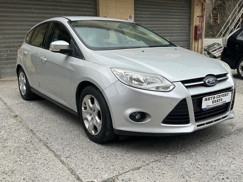 Grigio Usata 2013 Ford Focus Titanium Tre volumi | 5999 € (Ottimo prezzo) - Immagine 1/4