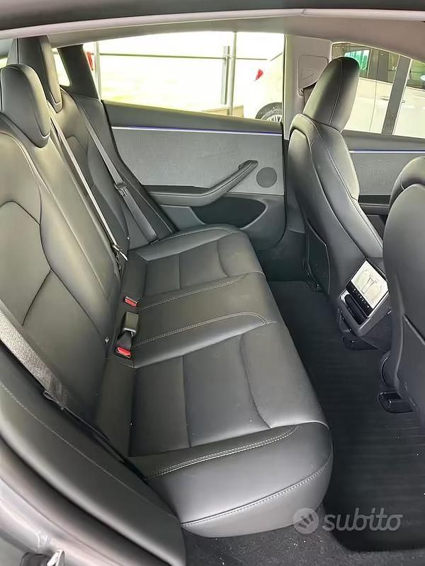 Usata Tesla Model 3 RWD 208 kW (283 CV) 2025 Grigio Berlina