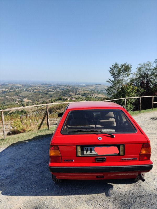 Usata Lancia Delta 140 CV (102 kW) 1987 Rosso Utilitaria