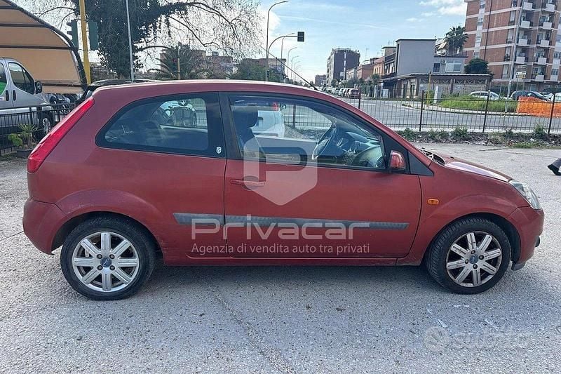 Usata Ford Fiesta Ghia 68 CV (50 kW) 2008 Rosso Utilitaria