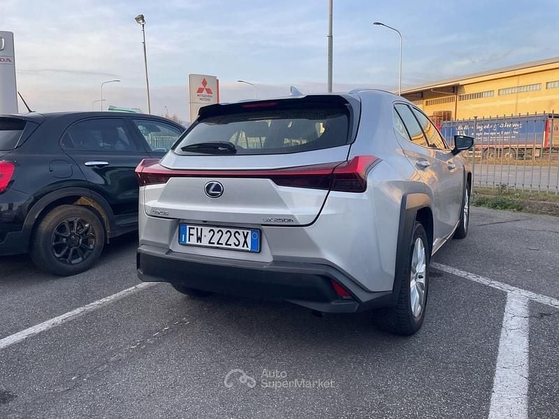 Usata Lexus UX 184 CV (135 kW) 2019 Argento SUV