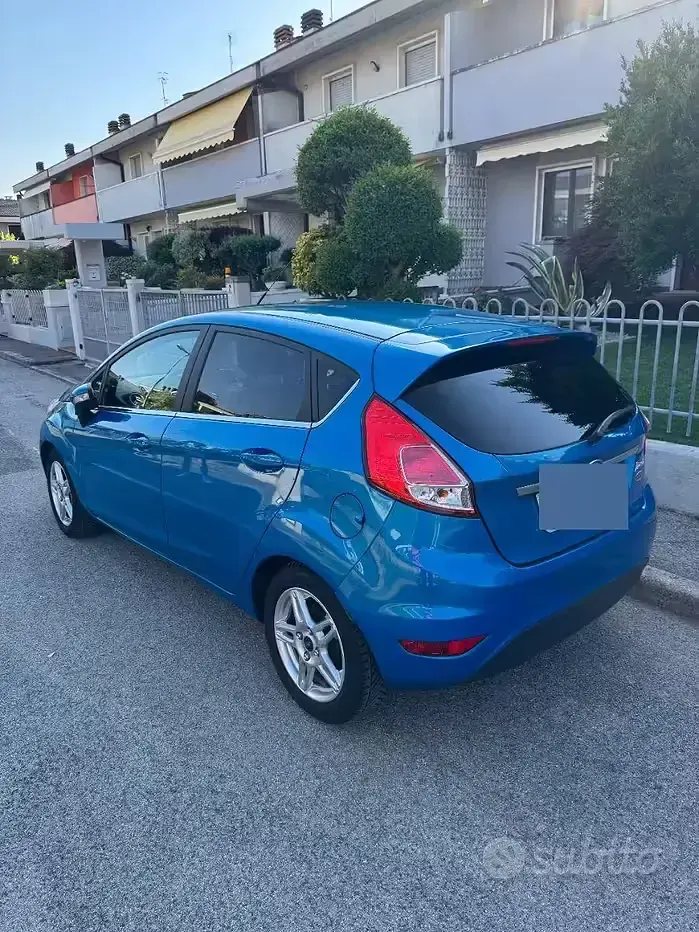 Usata Ford Fiesta Titanium 75 CV (55 kW) 2015 Blu Utilitaria